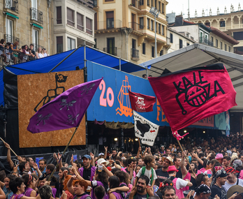 Sardiñerak pasa den urteko txupinazoan beraien bandera astintzen.