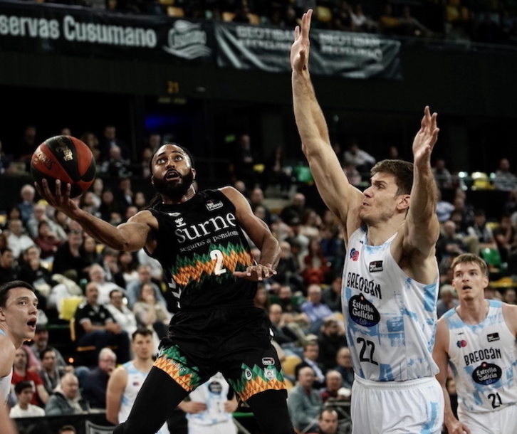 Adam Smith será uno de los jugadores presentes entre los hombres de negro desde el primer día de trabajo.