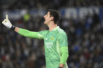 Thibaut Courtois hace señas durante un partido liguero en Anoeta.