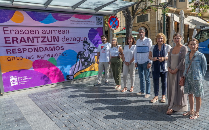 Representantes de todos los grupos en la presentación del «punto morado».