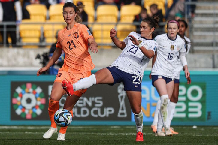 Damaris junto a Fox en una imagen del duelo entre Países Bajos y Estados Unidos, selección con la que también podría haber jugado la vizcaina.