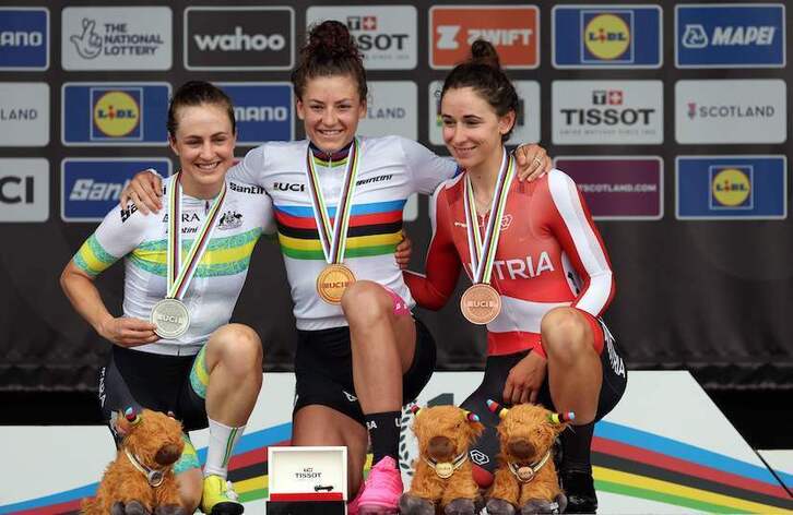 El podio al completo de la prueba contra el crono femenina, con la estadounidense Chloe Dygert en el centro.