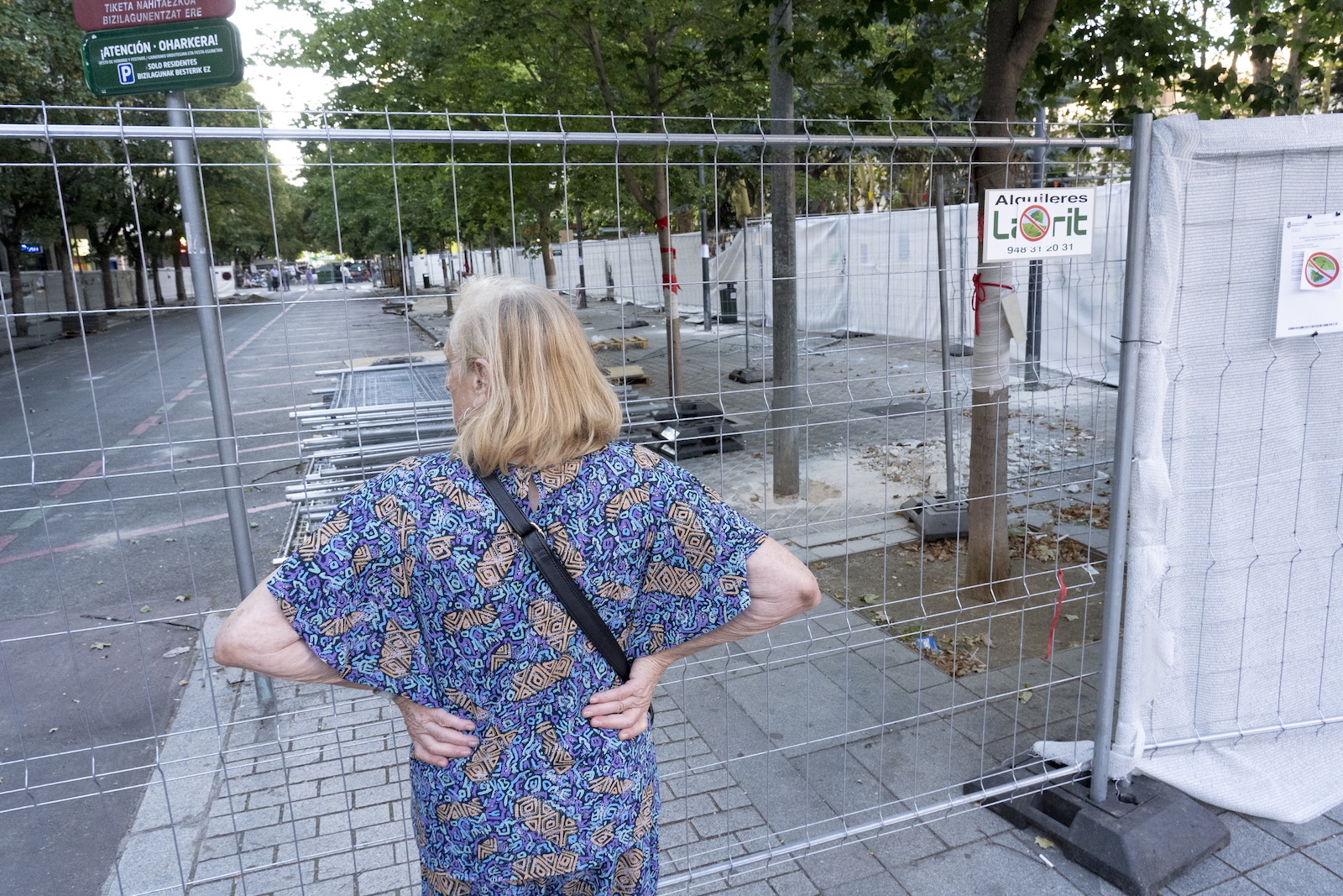 Una vecina observa la zona vallada. (Iñigo URIZ | FOKU)