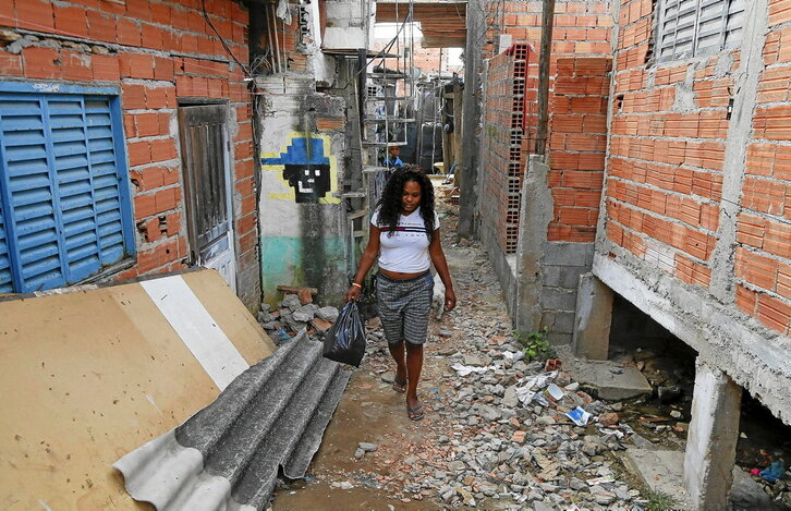 Shirlei Aparecida de Souza latak biltzen.