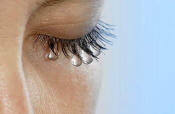 Malko ugari sortu eta drainatze-sistemak gainezka egiten duenean, begietatik atera eta masailetan behera erortzen dira. Sudurretik ere ateratzen dira zenbaitetan.