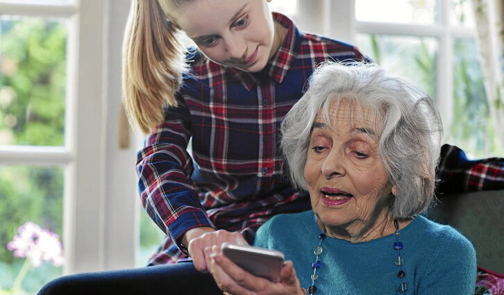 Ziberdelinkuentziaren aurrean garrantzitsua da trebetasun digitalak garatzea, edozein adin izanda ere. Irakasteko pazientzia eta ikasteko jarrera garrantzitsuak dira.