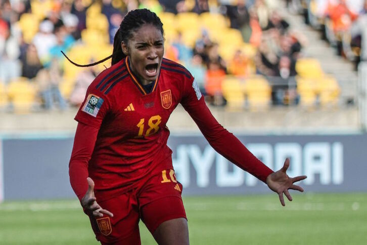 Salma Paralluelo celebra el gol que certificaba el histórico pase a semifinales de España.