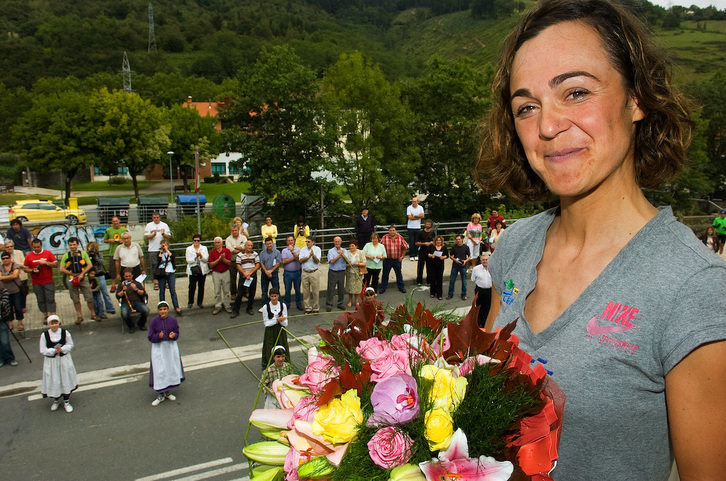 Harrera beroa egin zioten Leire Olaberriari Euskal Herrira itzulitakoan.