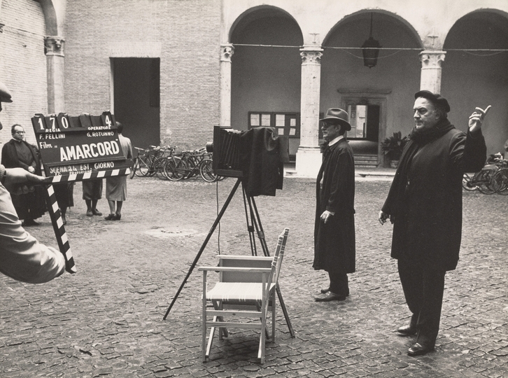 Federico Fellini supervisando la escena de la foto colectiva del colegio en ‘Amarcord’.