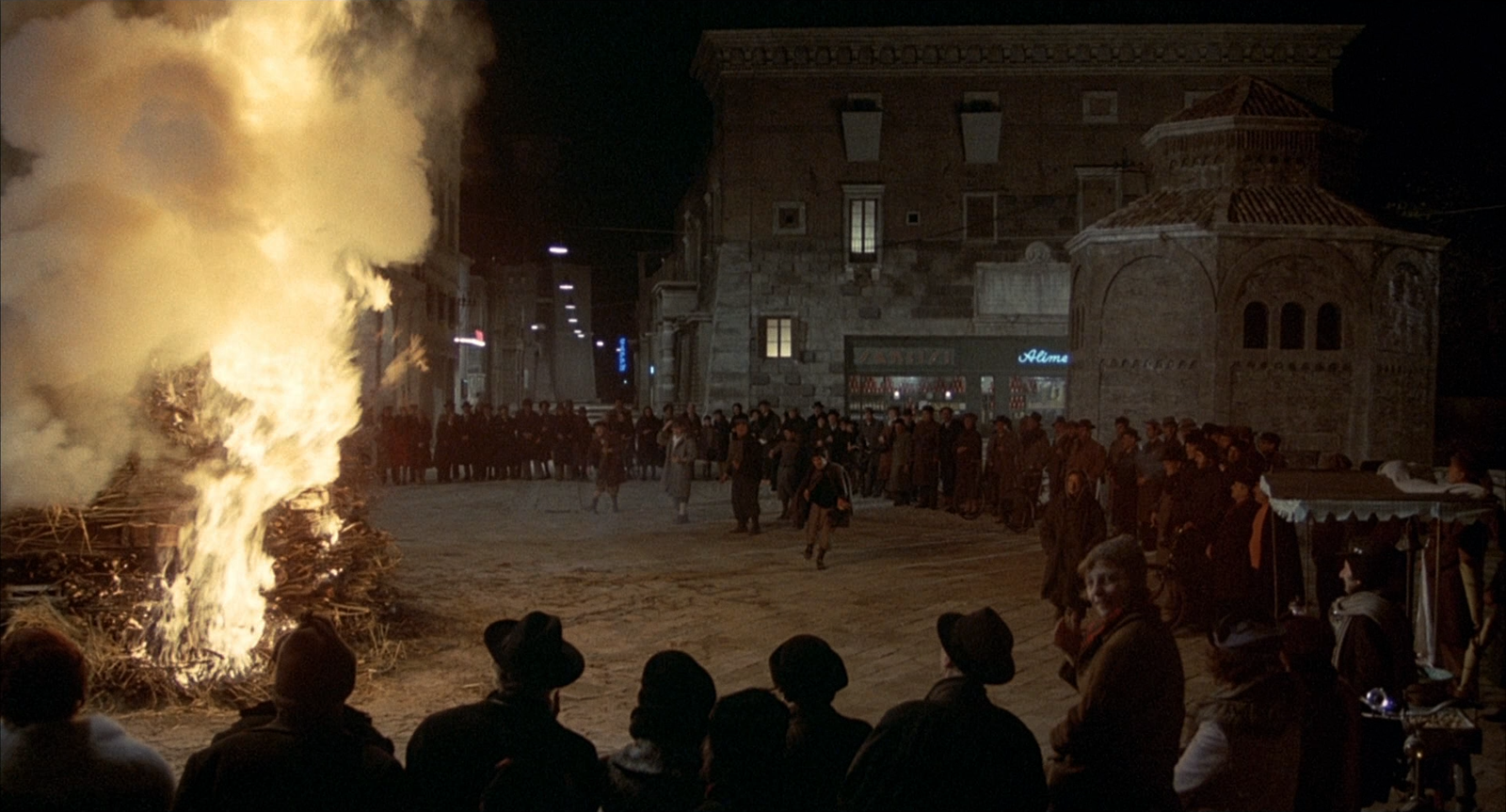 'La bruja de invierno' arde en mitad de la plaza del pueblo. FC PRODUZIONI