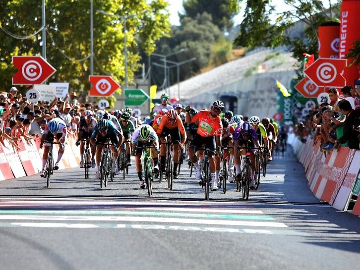 Leangel Linarez celebra su victoria en la segunda llegada al sprint de la Volta a Portugal.