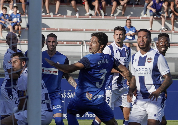Etxeita observa la trayectoria del balón ante el Levante.
