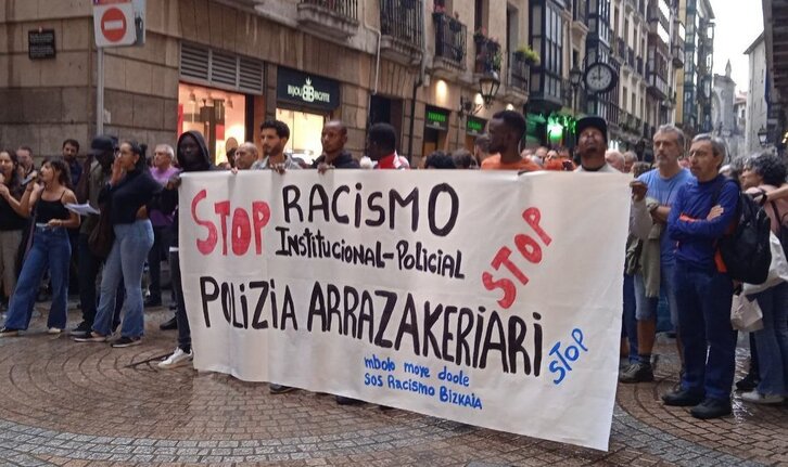 Concentración contra este tipo de actuaciones contra «manteros», en Bilbo el pasado junio.