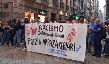 Concentración contra este tipo de actuaciones contra «manteros», en Bilbo el pasado junio.