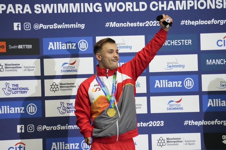 Iñigo Llopis, Munduko txapelketan eskuratutako urrezko dominarekin.