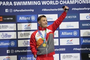 Iñigo Llopis, Munduko txapelketan eskuratutako urrezko dominarekin.