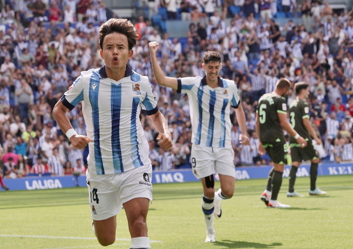 Kubo celebra el primer gol de la temporada con Carlos Fernández feliz detrás suyo.