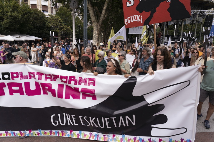 Zezenketen aurkako aldarria, Donostia erdian jaia abiatu aurretik.
