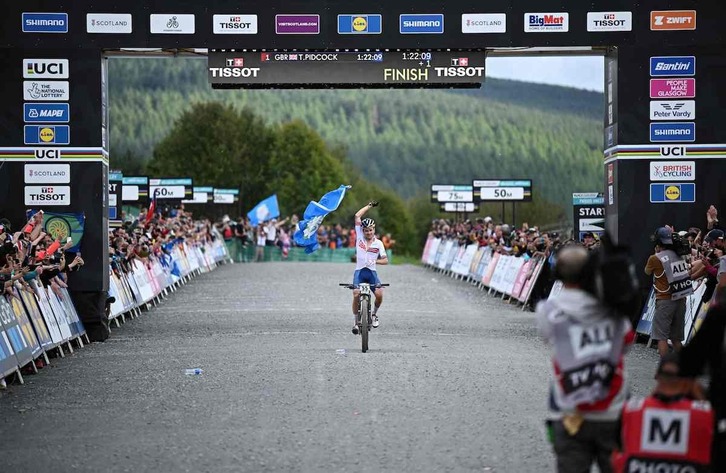 Pidcock celebra el triunfo que le da el título mundial de campo a través de MTB.