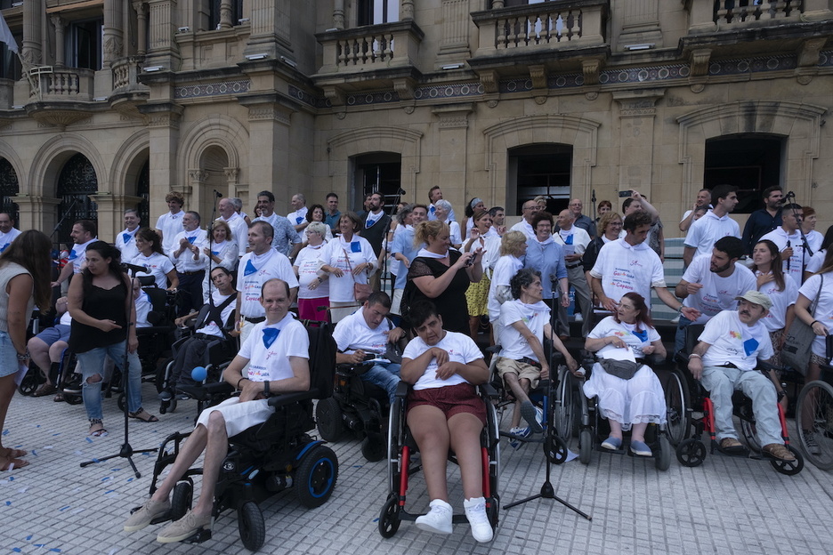 Integrantes de Aspace, en la terraza del Consistorio donostiarra.