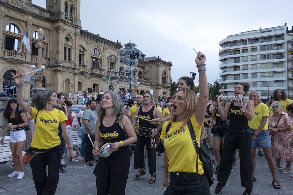 Una batukada ha animado el previo al cañonazo de Alderdi Eder.