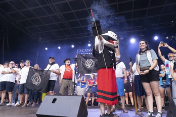 Ezkila Kapitaina y Zaporeak disparando el cohete.