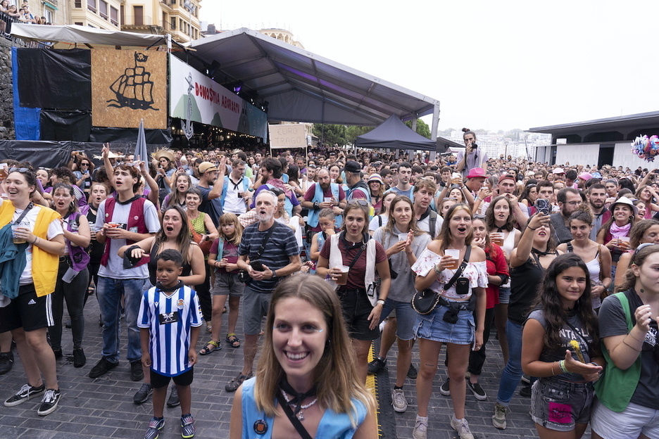Expectación en el puerto antes del disparo del cohete.