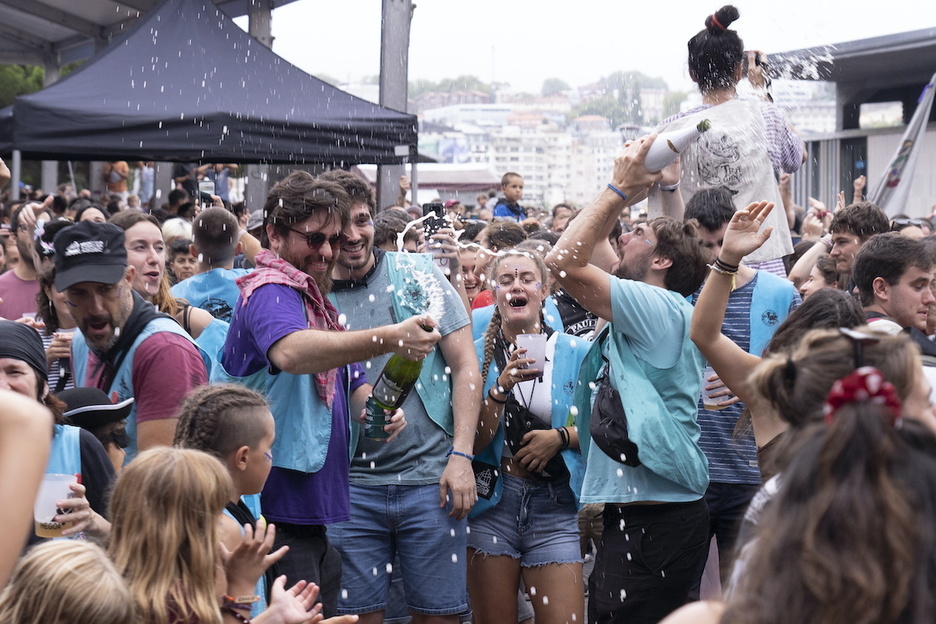 No ha faltado el descorche para refrescar.