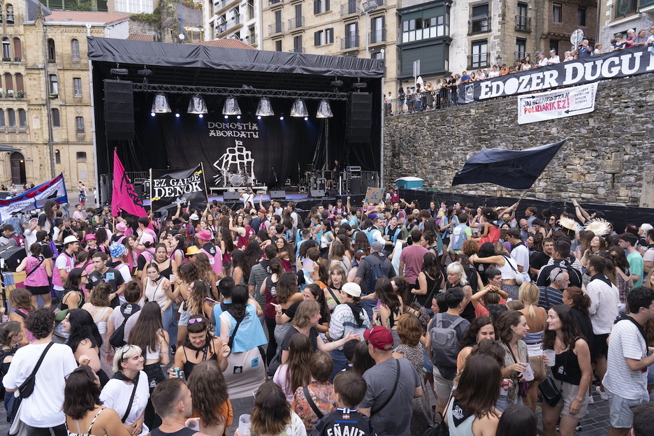 Gran ambiente en el cohete pirata, con un puerto a rebosar.