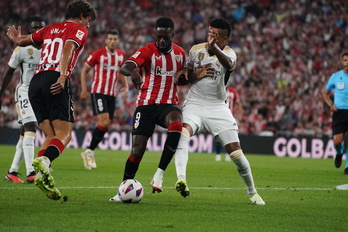 Iñaki Williams es taponado por Militao tras recibir un buen pase de Gómez.