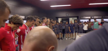 Jugadores y cuerpo técnico, rezando en el vestuario antes del Athletic-Real Madrid del sábado.