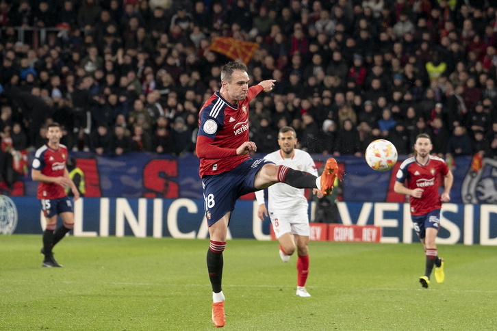 Kike García trata de alcanzar un balón en el Osasuna-Sevilla de Copa de la pasada temporada.