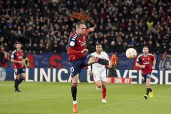 Kike García trata de alcanzar un balón en el Osasuna-Sevilla de Copa de la pasada temporada.