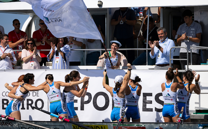 Donostiarrako Nerea Perez patroia, Boiroko bandera astintzen.
