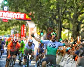 Babor celebra la undécima victoria de la temporada de Caja Rural y López de Abetxuko se lamenta por no dar la primera a Euskaltel.