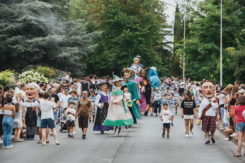 La cavalcade de chars et de bandas sont partis depuis le parvis de la gare d’Hendaye.