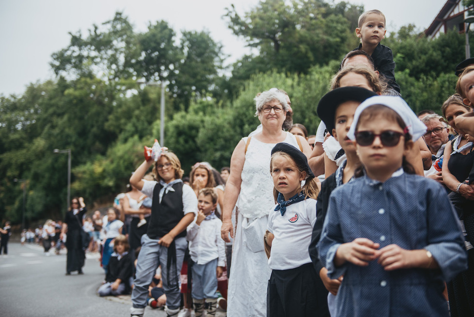 La cavalcade de chars et de bandas est partie depuis le parvis de la gare d’Hendaye jusqu'au stade Ondarraitz..