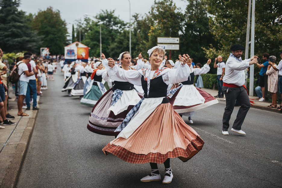 La cavalcade de chars et de bandas est partie depuis le parvis de la gare d’Hendaye.