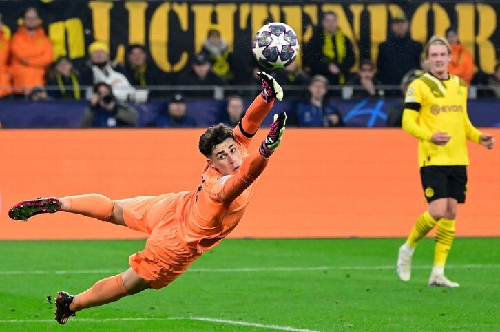 Estirada de Kepa Arrizabalaga durante un partido de la fase de grupos de la Champions ante el Dortmund. 