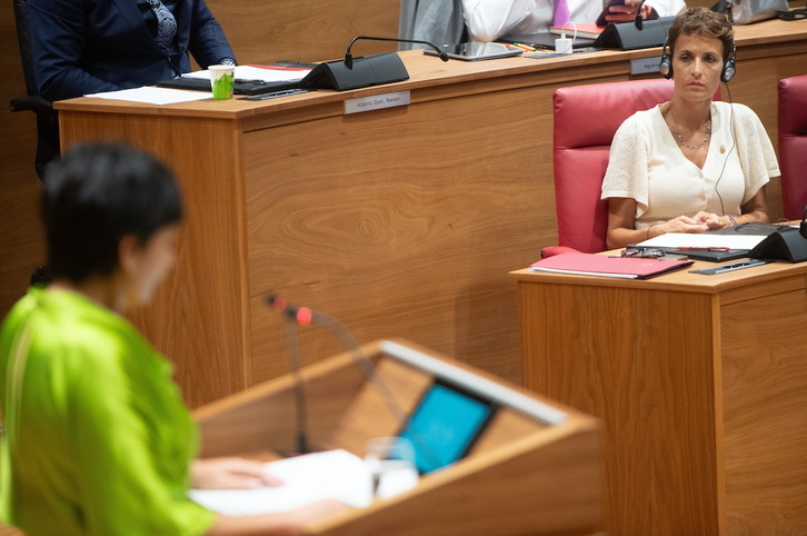 Maria Chivite, kaskoekin, Laura Aznalen hitzak entzuten.