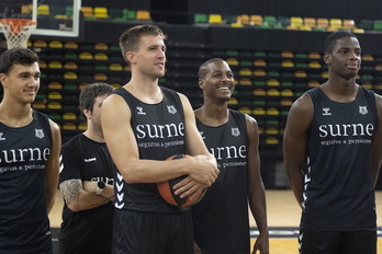 Xavi Rabaseda baloiarekin, Renfroe irribarretsu eta jokalari gazteak lanerako prest.