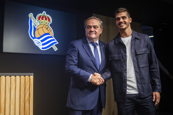 Jokin Aperribay y André Silva, en la presentación del portugués como nuevo jugador de la Real.