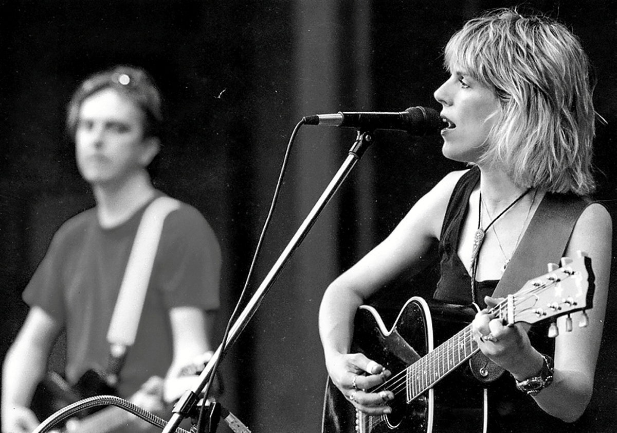 En Chattanooga, Tennessee, actuando en 1992. Archivo personal de Lucinda Williams por cortesía de la editorial Liburuak.