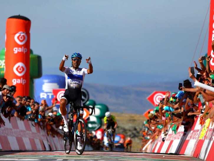Delio Fernñandez celebra su segunda victoria en el alto de Torre.