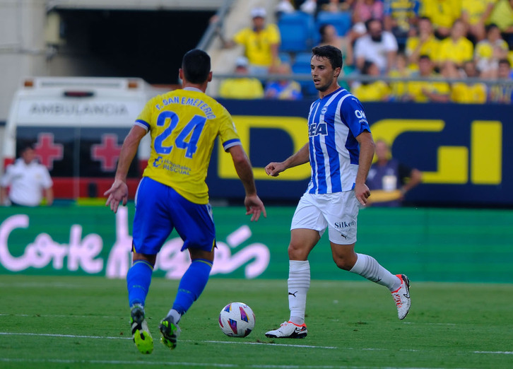 Guevara conduciendo un balón en la medular del campo gaditano.