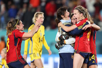 Irene Paredes se abraza a sus compañeras para celebrar el triunfo que le lleva por primera vez a una final mundialista.