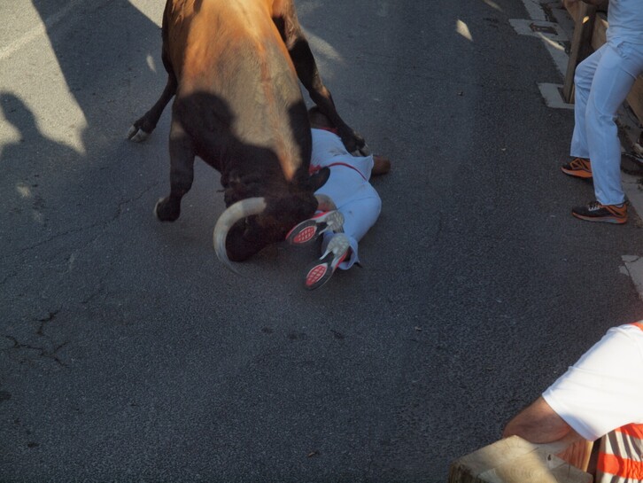 Imagen de la cogida en el encierro de Tafalla.