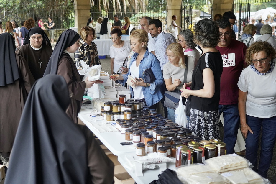 Monjas del convento de Arrate vendiendo sus dulces.