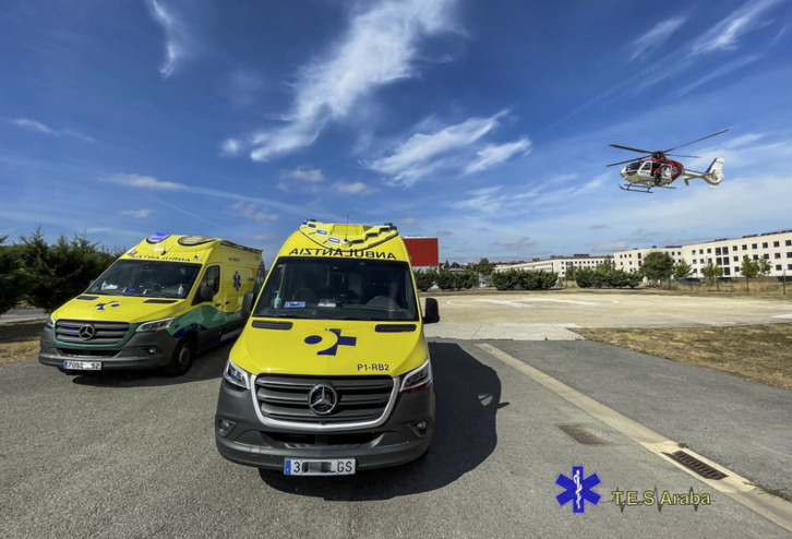 El traslado del herido en Aizkorri al Hospital de Santiago en Gasteiz.