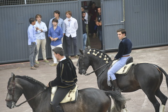 Caballos y jóvenes (había promoción con entradas a 10 euros) en la entrada a Ilunbe este martes.
